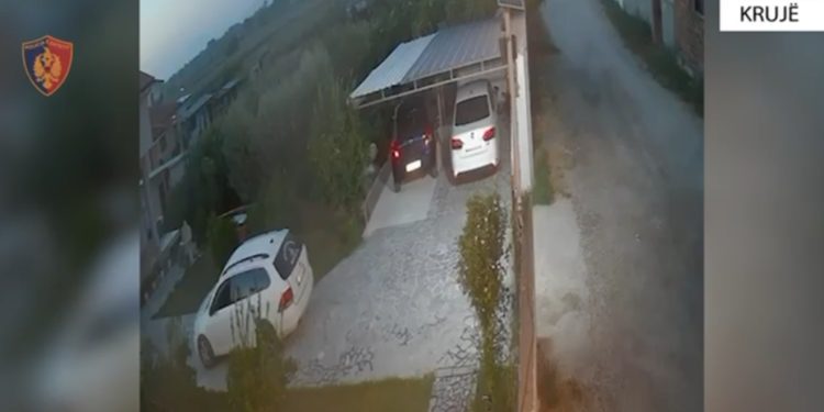 Qëlloi me pushkë drejt banesës së komshiut pas sherrit, arrestohet 18-vjeçari në Krujë