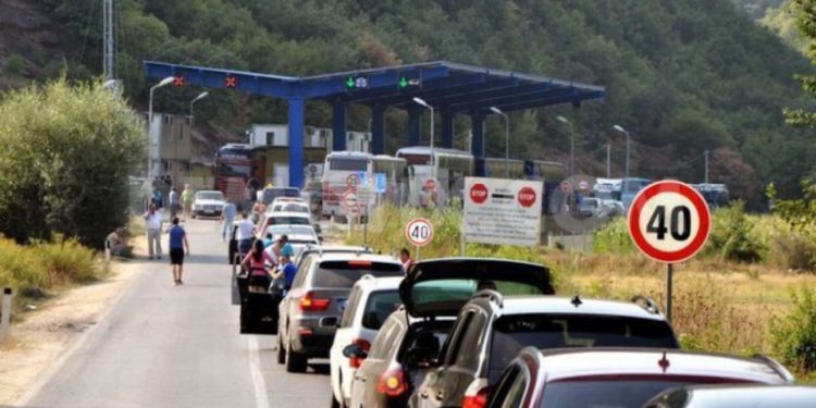 Radhë kilometrike në Qafë Thanë, udhëtarët detyrohet të presin në kufi deri në tri orë