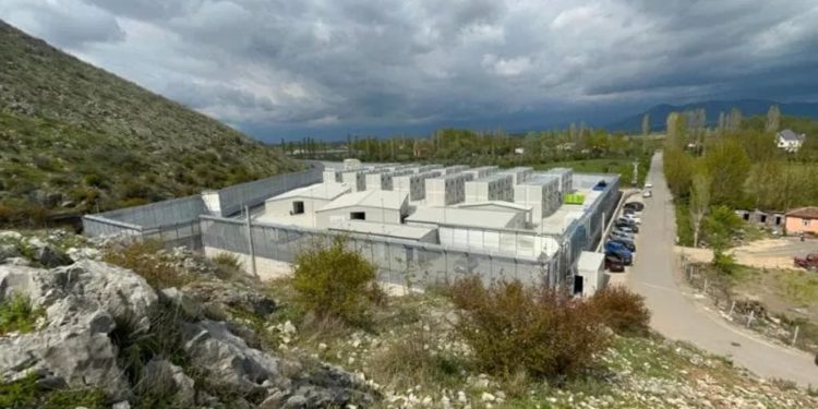 “Goditje e re” ndaj marrëveshjes për emigrantët me Shqipërinë, Gjykata e Romës: E pamundur të garantohet e drejta për kujdes mjekësor në Gjadër