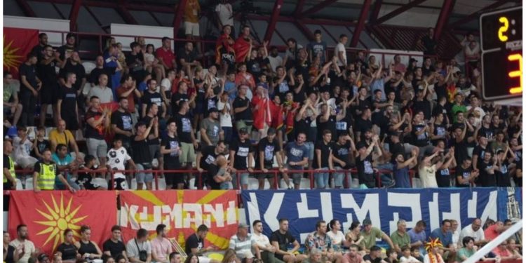 “Dhoma gazi për shqiptarët”/ Thirrje anti-shqiptare në ndeshjen Maqedoni-Rumani