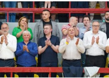 Skandal!… Thirrje anti-shqiptare në ndeshjen e basketbollit Maqedoni – Rumani. I pranishëm edhe Kryeministri maqedonas 