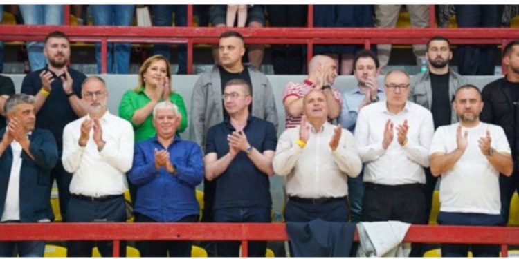 Skandal!… Thirrje anti-shqiptare në ndeshjen e basketbollit Maqedoni – Rumani. I pranishëm edhe Kryeministri maqedonas
