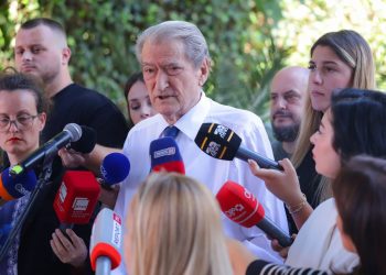 “Meta mbahet në burg pa asnjë fakt!” Berisha: Manja vizitoi Veliajn në burg, bashkë me një biznesmen të grupit ‘Troplini’ dhe e kërcënuan