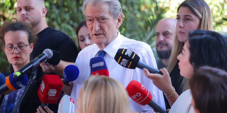 “Meta mbahet në burg pa asnjë fakt!” Berisha: Manja vizitoi Veliajn në burg, bashkë me një biznesmen të grupit ‘Troplini’ dhe e kërcënuan