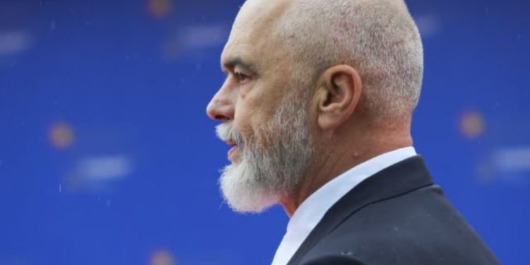 “Paraja në dorë është mbret”/ POLITIKO: Shqiptarët nuk i pëlqejnë bankat, preferojnë të mbajnë paratë nën jastëk