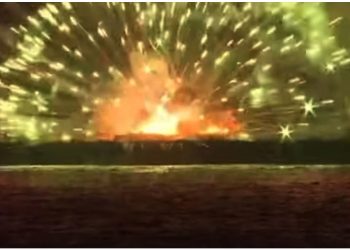 VIDEO/ Incident në një festival veror në Japoni/ Anijet përfshihen nga flakët gjatë hedhjes së fishekzjarreve, punëtorët hidhen në det për të shpëtuar