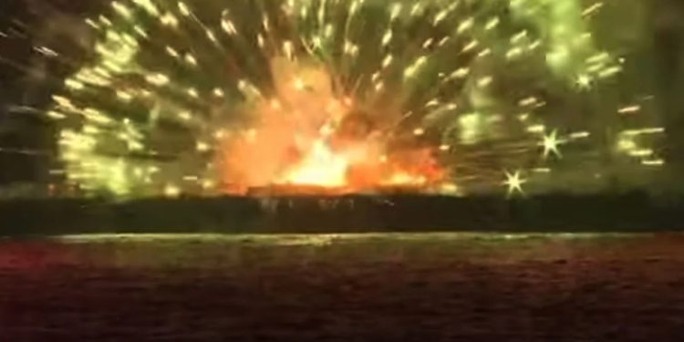 VIDEO/ Incident në një festival veror në Japoni/ Anijet përfshihen nga flakët gjatë hedhjes së fishekzjarreve, punëtorët hidhen në det për të shpëtuar