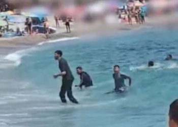 VIDEO/ Panik në plazh në Spanjë, banorët ndjekin nga pas emigrantët që zbritën nga gomonia