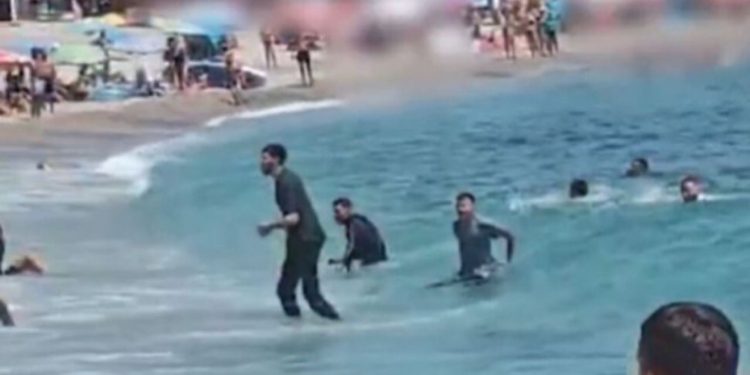 VIDEO/ Panik në plazh në Spanjë, banorët ndjekin nga pas emigrantët që zbritën nga gomonia