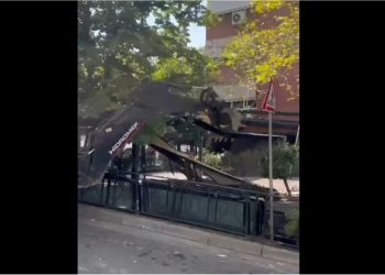 Aksioni për lirimin e hapësirave publike/ Rama ndan pamje: Si mund të futet në bark i tërë trotuari deri tek bordura