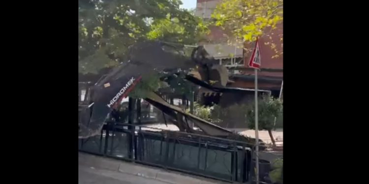 Aksioni për lirimin e hapësirave publike/ Rama ndan pamje: Si mund të futet në bark i tërë trotuari deri tek bordura