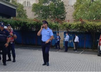 Forcat e Policisë prej 2 orësh pranë ambienteve të medias News24, ndërpritet energjia elektrike