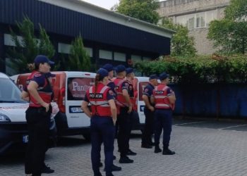 FOTO/ Policia rrethon ambientet e medias News24, gazetarëve u ndalohet hyrja në redaksi