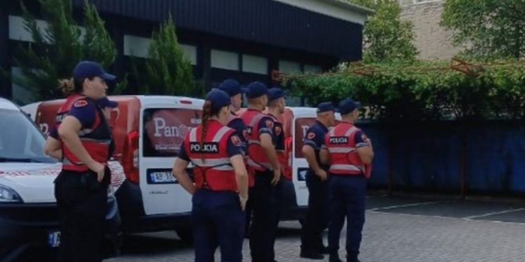 FOTO/ Policia rrethon ambientet e medias News24, gazetarëve u ndalohet hyrja në redaksi