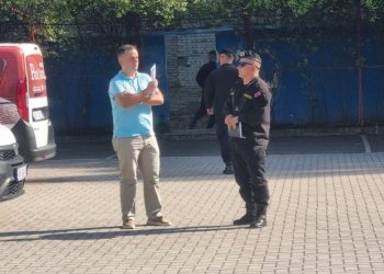 Pas agresionit ndaj godinës dhe nxjerrjes së gazetarëve jashtë, News24 rrethohet nga Policia Ushtarake