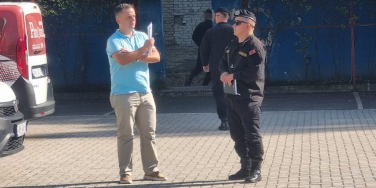 Pas agresionit ndaj godinës dhe nxjerrjes së gazetarëve jashtë, News24 rrethohet nga Policia Ushtarake