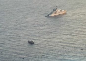 FOTO/ Jahti i Abdullah bin Zayed Al Nahyan ndalon në Dhërmi, sheiku lë mjetin luksoz lundrues dhe niset drejt vilës së Ramës