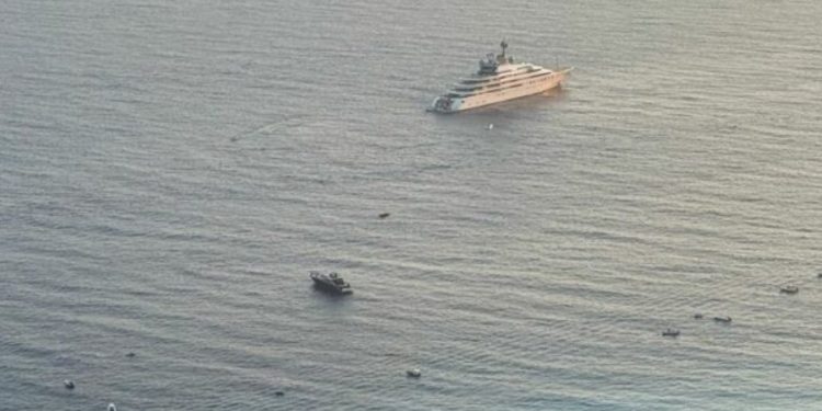 FOTO/ Jahti i Abdullah bin Zayed Al Nahyan ndalon në Dhërmi, sheiku lë mjetin luksoz lundrues dhe niset drejt vilës së Ramës