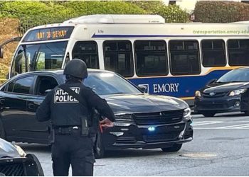 Qëllohet për vdekje një oficer police jashtë selisë së CDC në SHBA, autori vdes në vendngjarje, mendonte se ishte i sëmurë nga një vaksinë kundër Covid-it