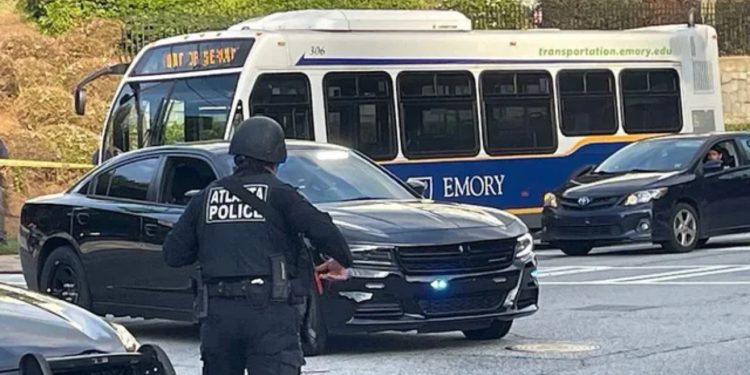 Qëllohet për vdekje një oficer police jashtë selisë së CDC në SHBA, autori vdes në vendngjarje, mendonte se ishte i sëmurë nga një vaksinë kundër Covid-it