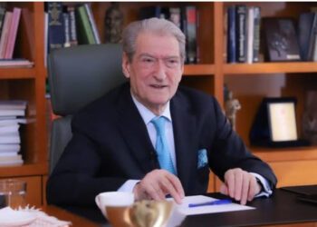 “Përfshirje direkte e qeverisë Rama në aktivitetet e grupeve kriminale”/ Berisha: 5 leje ndërtimi për kulla vetëm në Golem, kartelit të Elbasanit