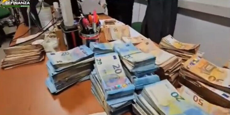 “Tornado” godet shqiptarin në Itali, i gjenden të fshehura 700 mijë euro cash