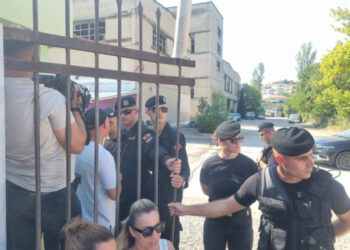 KAYO refuzon vendimin e Gjykatës, pengon hyrjen në godinën e News24, gazetarët nuk lejohen të futen në ambientet e punës