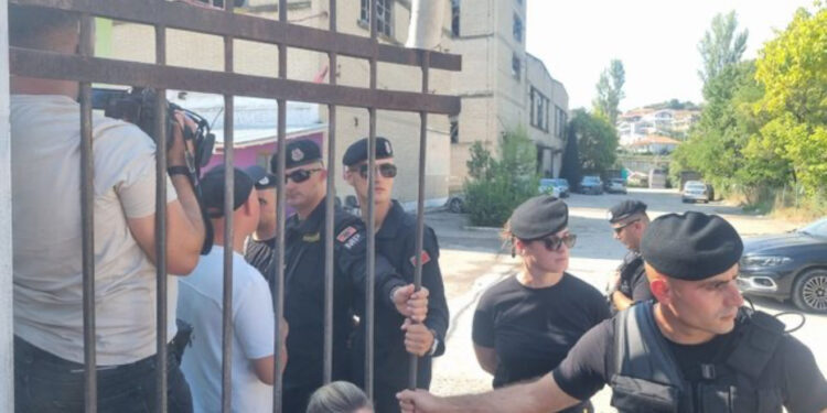 KAYO refuzon vendimin e Gjykatës, pengon hyrjen në godinën e News24, gazetarët nuk lejohen të futen në ambientet e punës