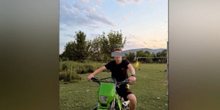 Vrasja e 14 vjeçarit në Maliq/ Eraldi u godit në zemër, pas krimit xhaxhai autorit lau thikën të fshinte gjurmët e gjakut