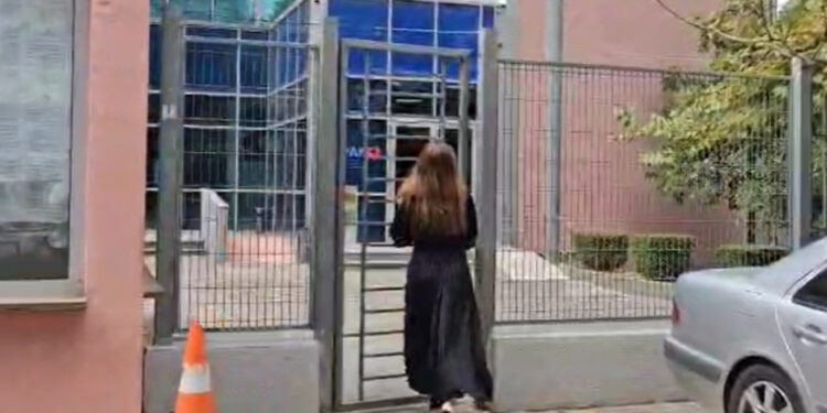 Në zbatim të masës “detyrim paraqitje”, Ajola Xoxa paraqitet në SPAK