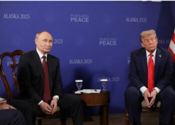 Lëvizjet e duarve dhe mimikat, çfarë tregon gjuha e trupit të Trump pas takimit me Putinin