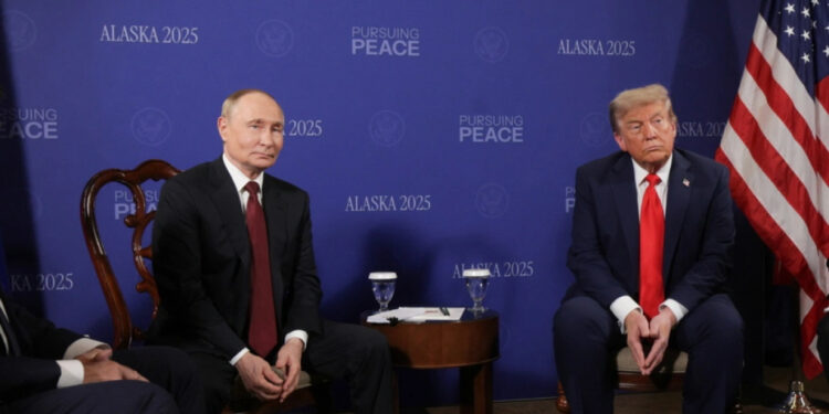 Lëvizjet e duarve dhe mimikat, çfarë tregon gjuha e trupit të Trump pas takimit me Putinin