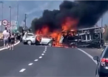 Aksidenti tragjik në Greqi, dëshmitari: Zjarri filloi nga gomat dhe u përhap në mjet! Viktimat bërtisnin për ndihmë por flakët ishte të mëdha
