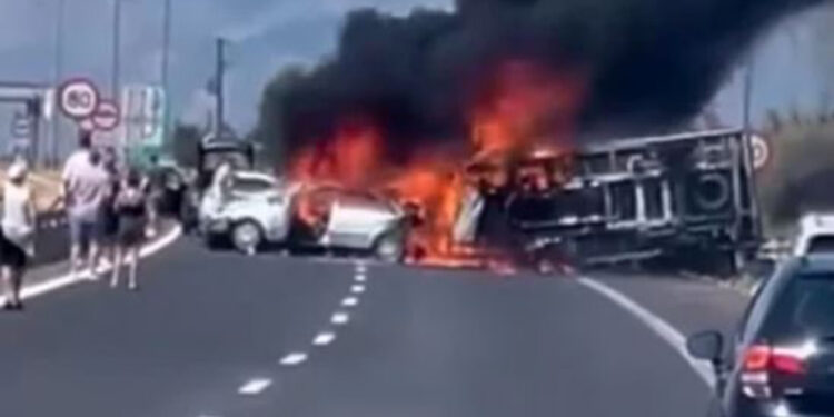 Aksidenti tragjik në Greqi, dëshmitari: Zjarri filloi nga gomat dhe u përhap në mjet! Viktimat bërtisnin për ndihmë por flakët ishte të mëdha