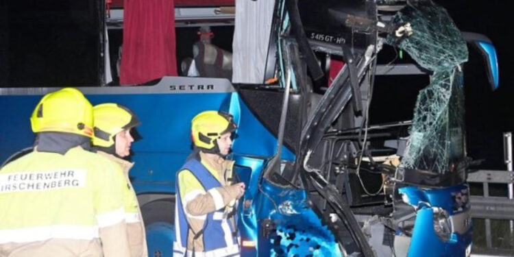 Autobusi me pasagjerë nga Kosova përplaset me kamionin në Gjermani, 30 të plagosur, dy në gjendje të rëndë