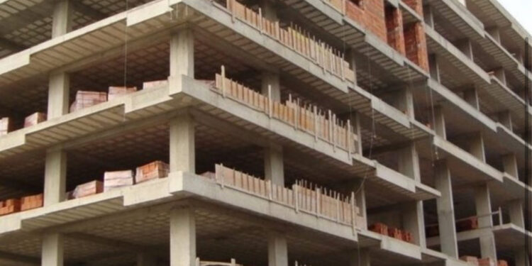 Punëtorët ranë nga lartësia në kantierin e ndërtimit në Tiranë, nën hetim administratori dhe përgjegjësi i sigurisë