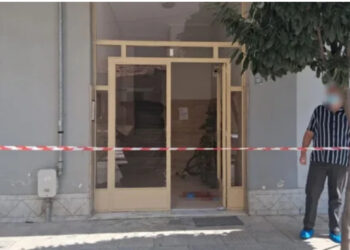 FOTO/ Xhama të thyer dhe vendi i larë në gjak, pamje nga hyrja e pallatit ku mbeti e vrarë 36-vjeçarja shqiptare, autori ende në arrati