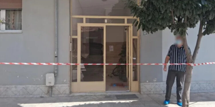 FOTO/ Xhama të thyer dhe vendi i larë në gjak, pamje nga hyrja e pallatit ku mbeti e vrarë 36-vjeçarja shqiptare, autori ende në arrati