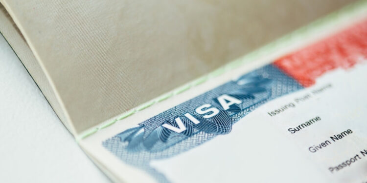 Çdo shkelje që mund të çojë në dëbim/ Administrata e Trump rishikon 55 milionë të huajt me viza amerikane