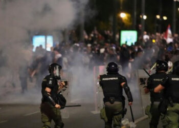 Dhunë policore ndaj protestuesve në Serbi, dyshohet se po përdoren dhe bandat kriminale/ Analiza: A po i lëkund kjo marrëdhëniet me BE-në?