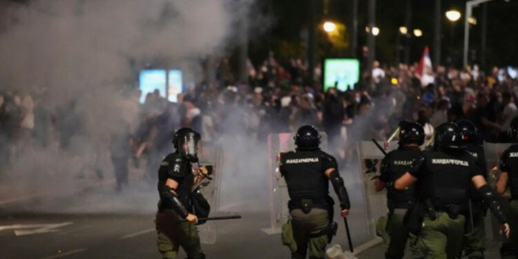 Dhunë policore ndaj protestuesve në Serbi, dyshohet se po përdoren dhe bandat kriminale/ Analiza: A po i lëkund kjo marrëdhëniet me BE-në?