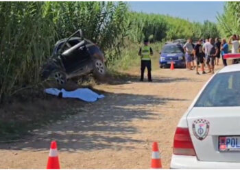 Automjeti humb kontrollin dhe del nga rruga, humb jetën shoferi në Fier, dyshohet se pësoi arrest kardiak teksa drejtonte makinën