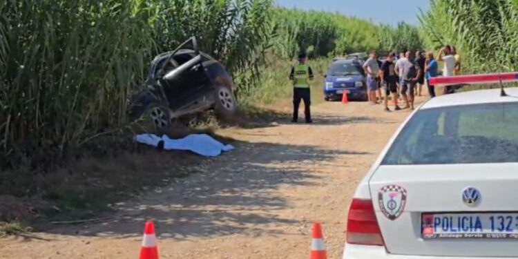 Automjeti humb kontrollin dhe del nga rruga, humb jetën shoferi në Fier, dyshohet se pësoi arrest kardiak teksa drejtonte makinën