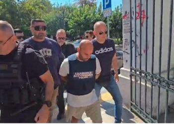 VIDEO/ Nuk shfaqi pendesë për krimin makabër, Pandeli Nakoleci mbërrin në prokurorinë greke me kokën ulur