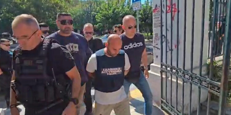 VIDEO/ Nuk shfaqi pendesë për krimin makabër, Pandeli Nakoleci mbërrin në prokurorinë greke me kokën ulur