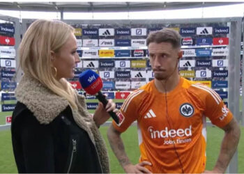 VIDEO / Intervista qesharake, lojtari ndryshon fanellën me kundërshtarin, gazetarja nuk di kë ka ftuar!