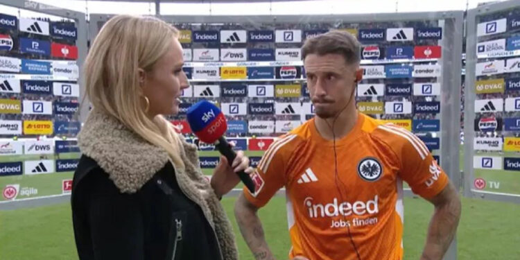 VIDEO / Intervista qesharake, lojtari ndryshon fanellën me kundërshtarin, gazetarja nuk di kë ka ftuar!