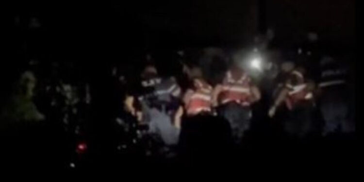 Pas vjedhjes qëlluan drejt policisë, dalin pamjet nga arrestimi i të rinjve në Sukth, efektivët i rrethuan pranë një lokali