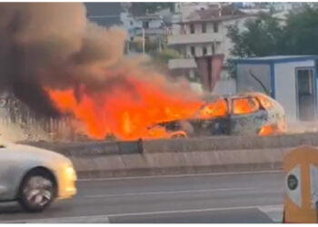 Përfshihet nga flakët makina në Gjirokastër, zjarrfikësit shuajnë flakët, shkrumbohet mjeti