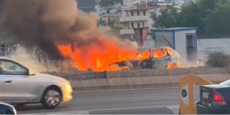 Përfshihet nga flakët makina në Gjirokastër, zjarrfikësit shuajnë flakët, shkrumbohet mjeti